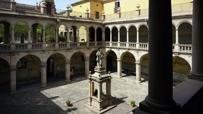 Escultura del pati de l'Institut d'Estudis Catalans. 