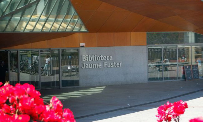 Entrada de la Biblioteca Jaume Fuster de Barcelona