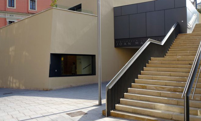 Entrada de la Biblioteca Joan Maragall al barri de Sant Gervasi