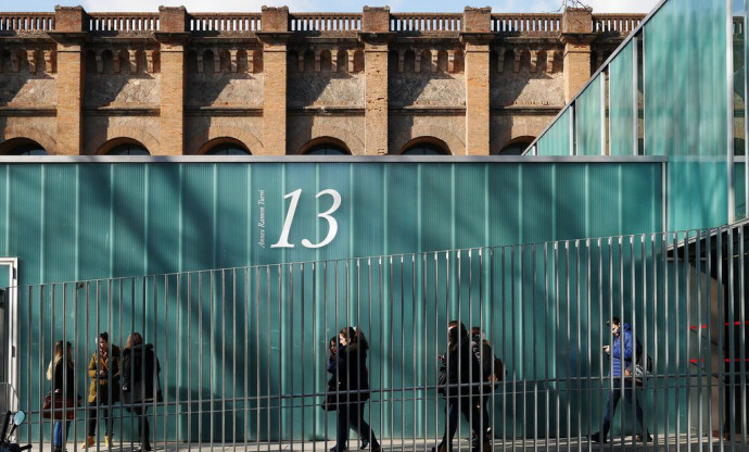 Persones caminant davant d'un dels annexos de la UPF