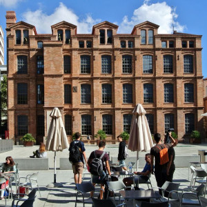 Alumnes a la terrassa del campus del poblenou de la UPF. 