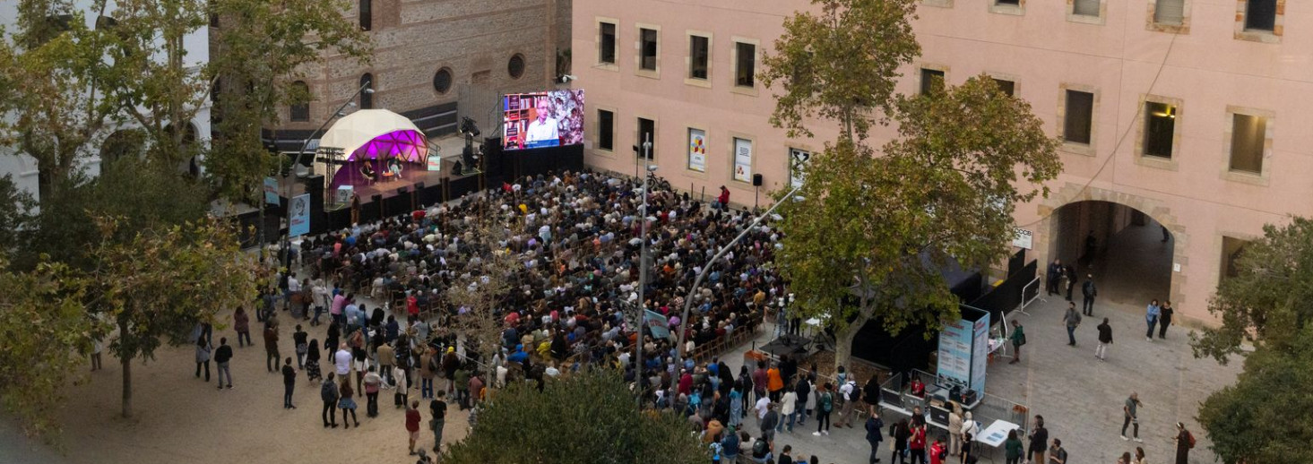 Plaça amb escenari i cadires amb gent escoltant una de les xerrades de la Biennal de Pensament de 2022